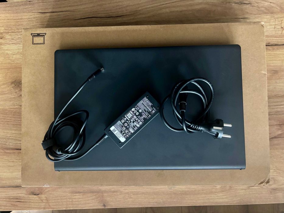 Laptop DELL Vostro 3520 | Procesor i5 | 16 GB RAM | 512 GB SSD