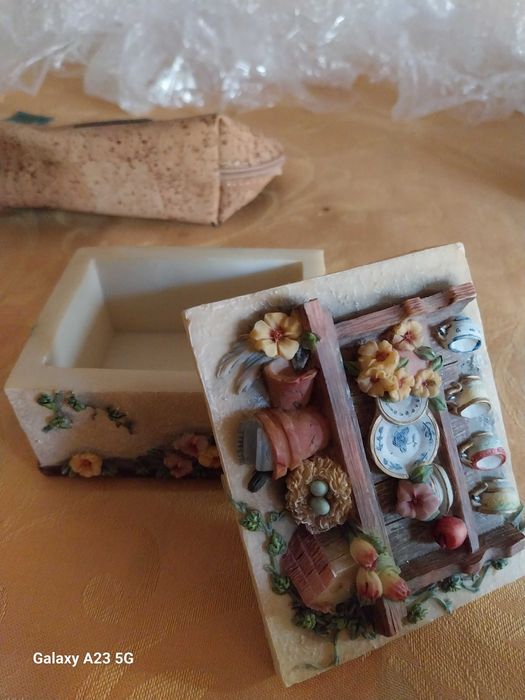 Caixa muito original e anjinho de natal.