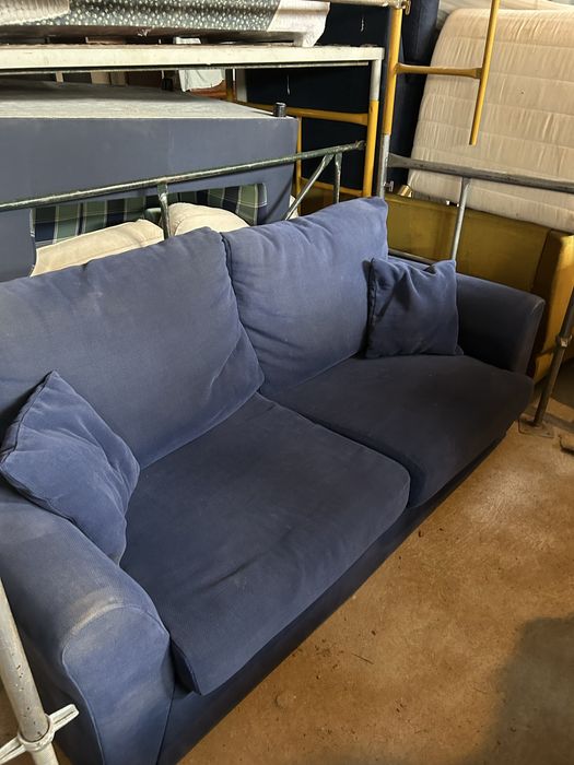 Sofá azul escuro muito confortável
