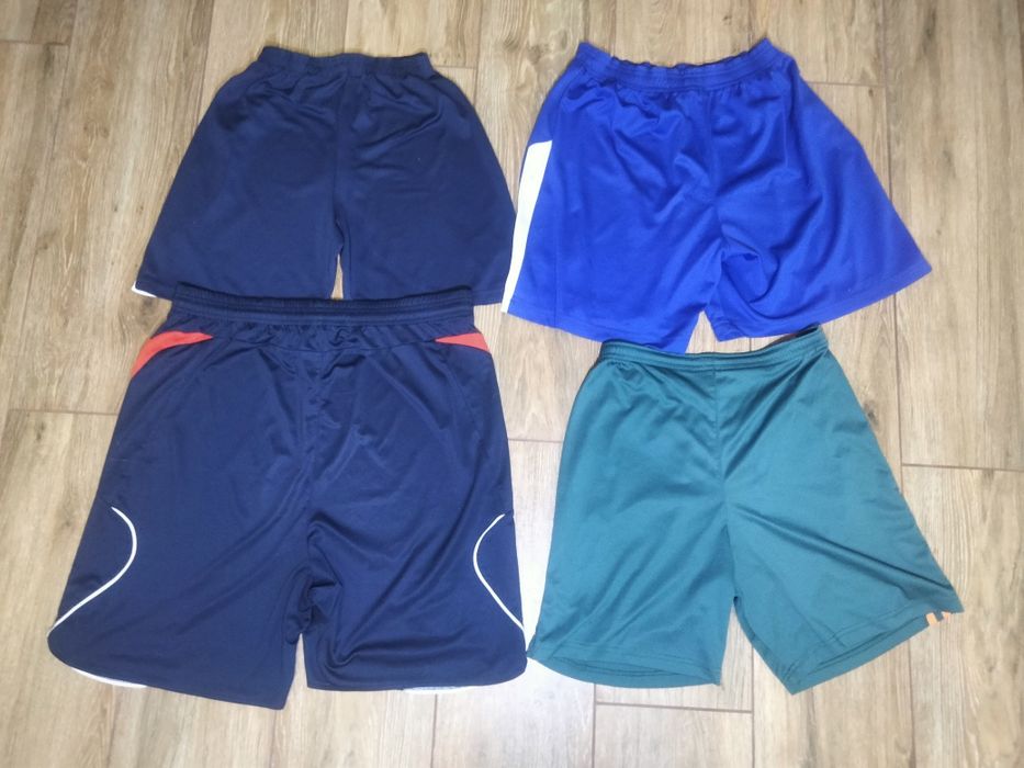 Різні футбольні шорти