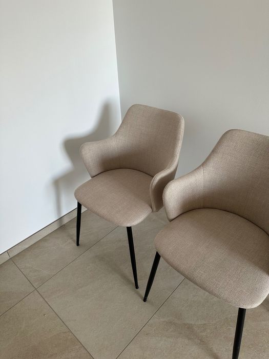 Beżowe krzesła do salonu/ kuchni