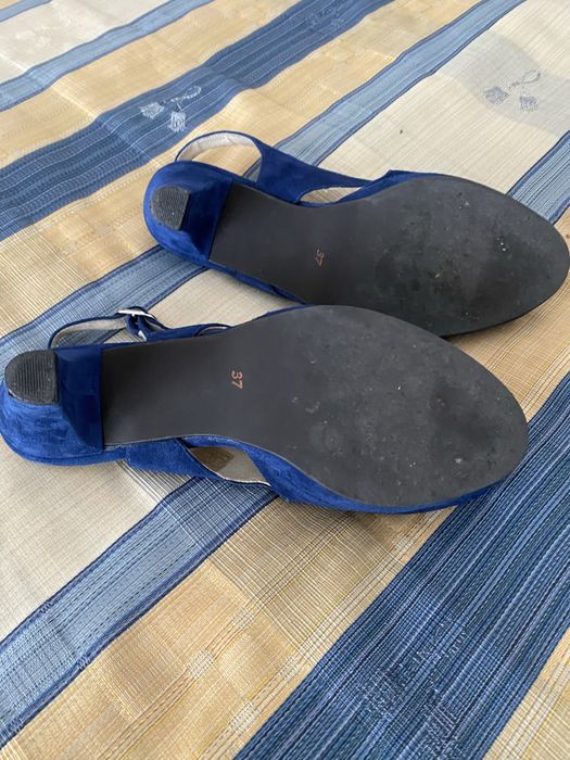 Sapatos em camurça azul com aplicacão à frente