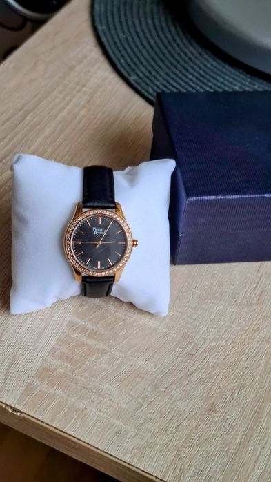 Piękny nowy zegarek z kryształkami