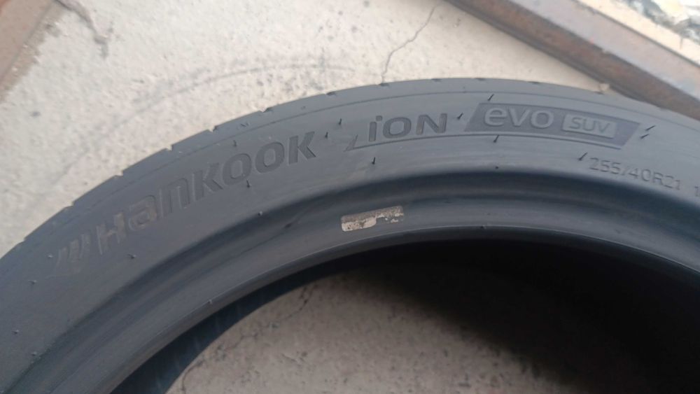 255/40/21 Hankook ion evo suv