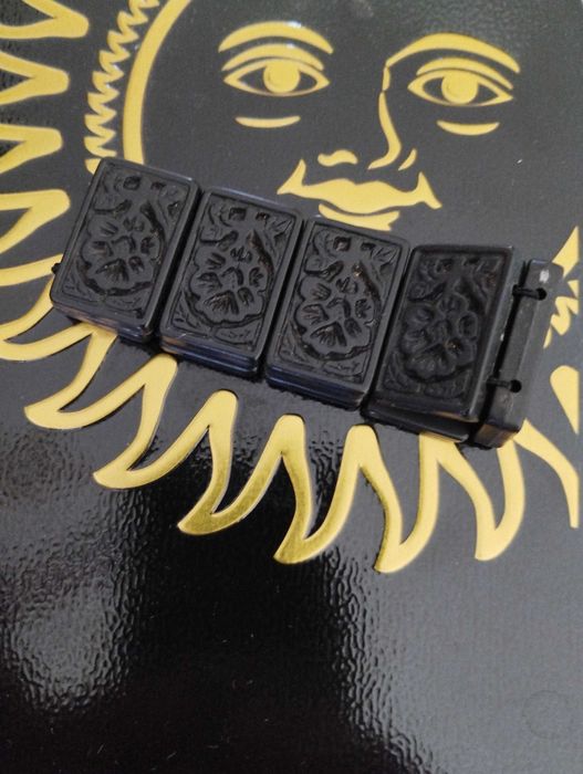 pulseira de madeira preta