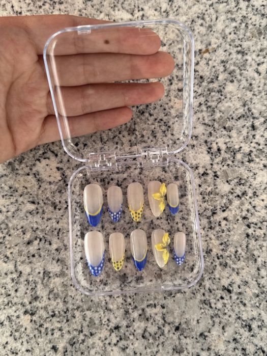 Unhas posticas feitas à mão