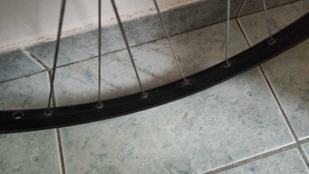 Koło przód 28 lub 29 cali, piasta Shimano Deore LX, centerlock
