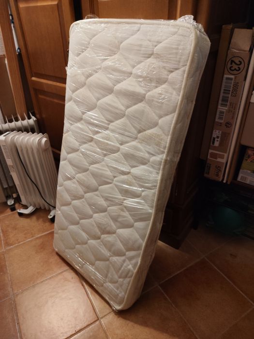 Berço de bébé com colchão