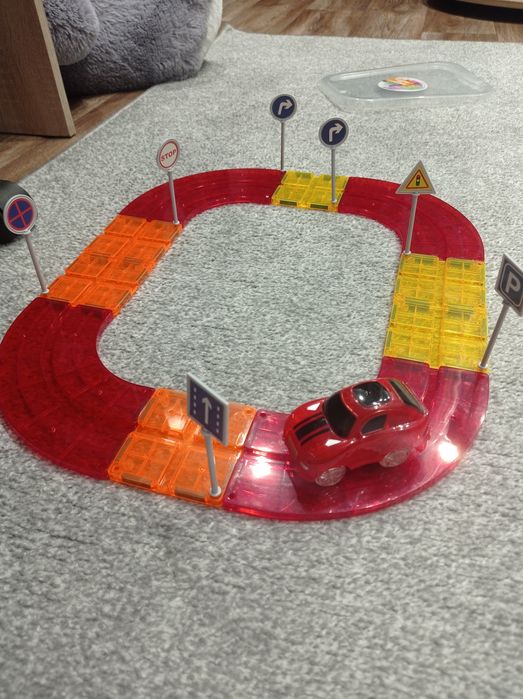 Магнітна стрічка з машиною на батарейці