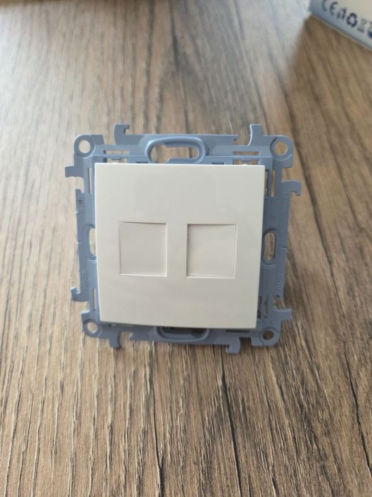 SIMON 10 Pokrywa gniaz teleinformatycznych na Keystone płaska podwójna