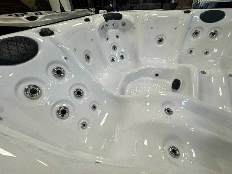 Spa Jacuzzi 2x2  valor 4.735,50€  Mergulho Salgado Piscinas e Spas