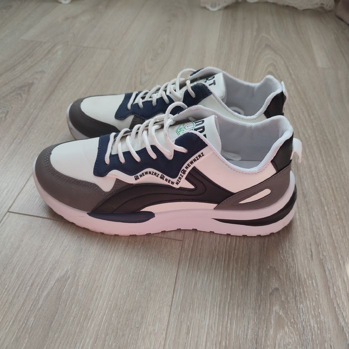 Спортивні кросівки