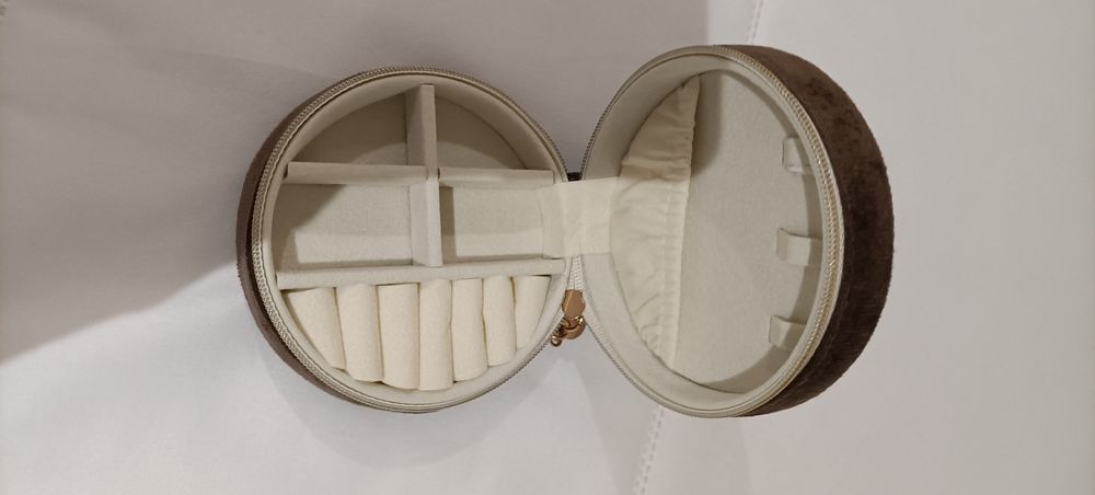 Caixa nova de jóias em veludo por fora