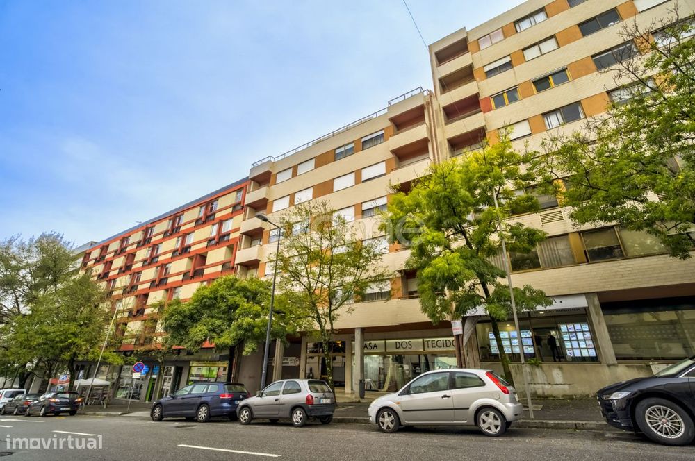 Apartamento T3 todo renovado c/garagem na Av. de Londres em Guimarães