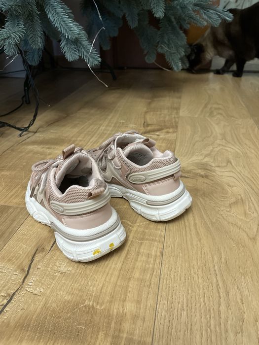 Кросівки на дівчинку