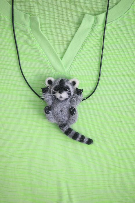 Подвеска или брошь из шерсти енотик