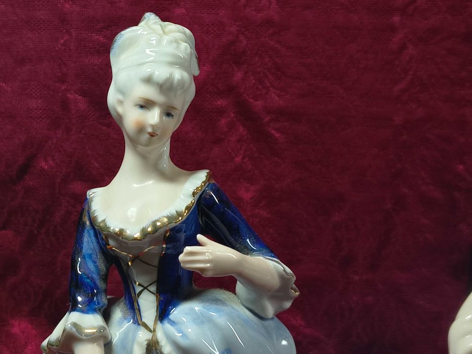 Dwie piękne porcelanowe figurki.
