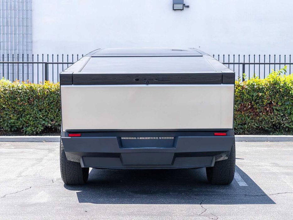 Tesla Cybertruck      2024