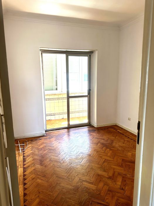 Apartamento para venda - Av. Manuel da Maia - Damaia de Cima