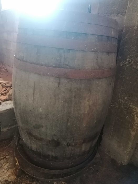 Barril antigo de madeira