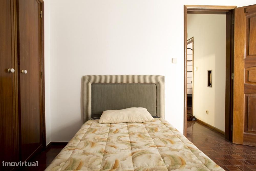Quarto - localizado em Algés Lisbon