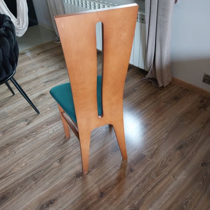 Krzesła drewniane-butelkowa zieleń.