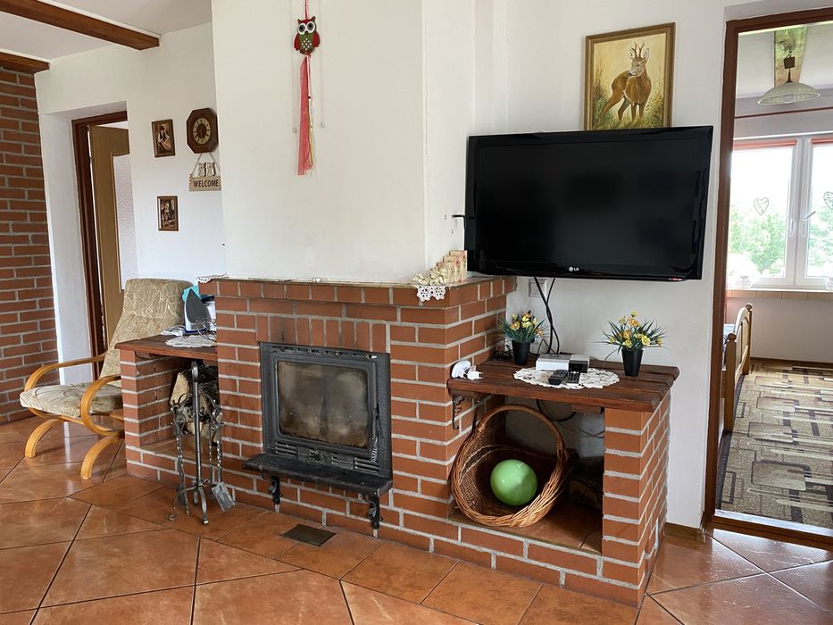 domek przy wyciągu narciarskim nad jeziorem, balia sauna okrągłe