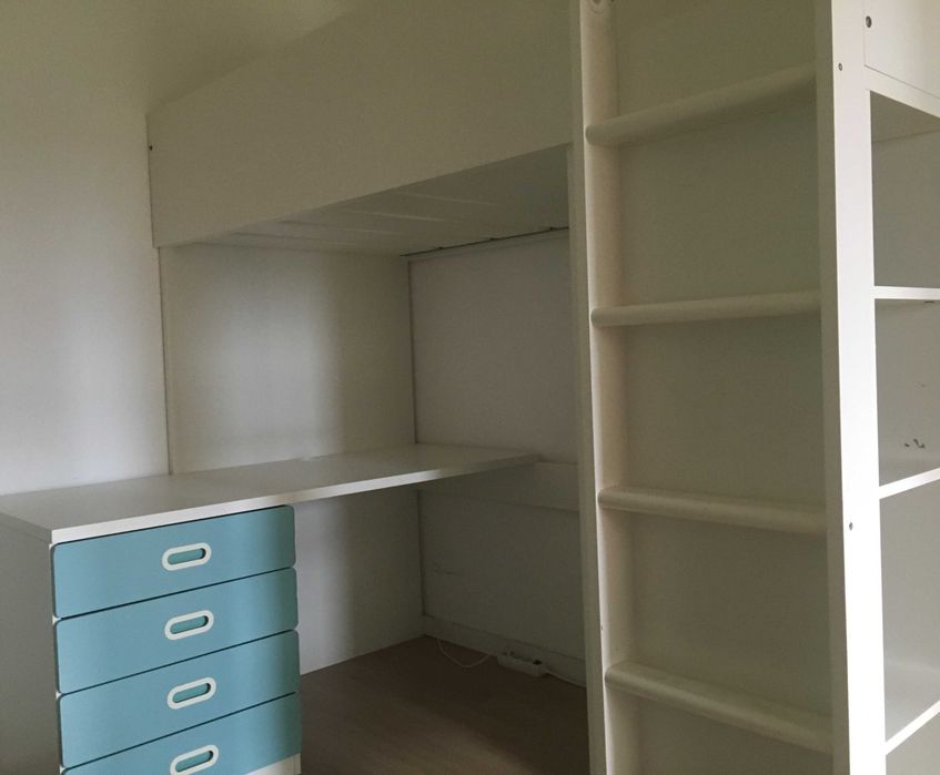 Cama Alta IKEA STUVA com Secretária, 4 Gavetas e Roupeiro – Branca