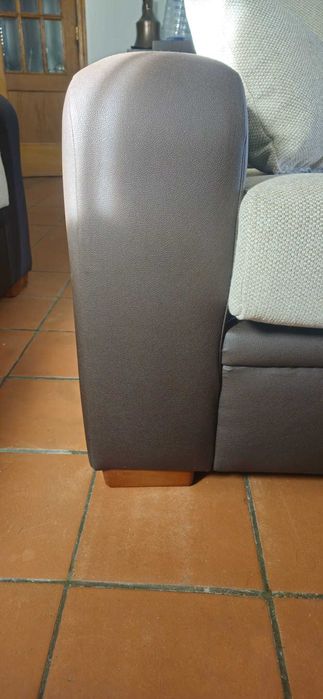 Conjunto 2 sofás recentemente estofados – excelente estado
