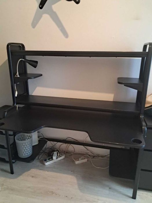 Biurko gamingowe, Czarne