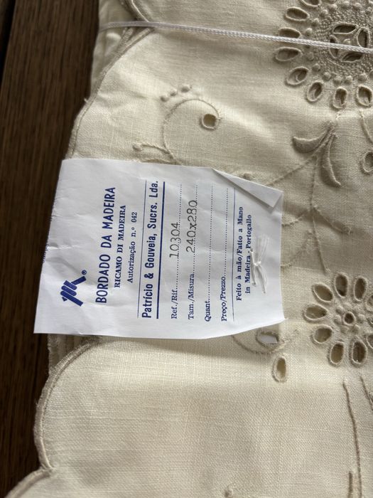 Colcha de casal em linho com bordado da madeira