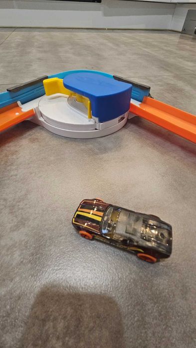 Hot Wheels Track Builder regulowany zakręt z przyspieszeniem