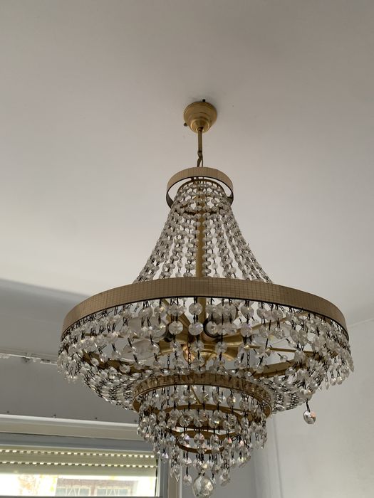 Candeeiro lustre em vidro e dourado.