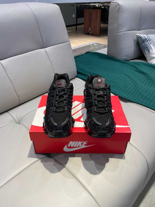Czarne buty sportowe Nike Shox – wygodna amortyzacja R.45