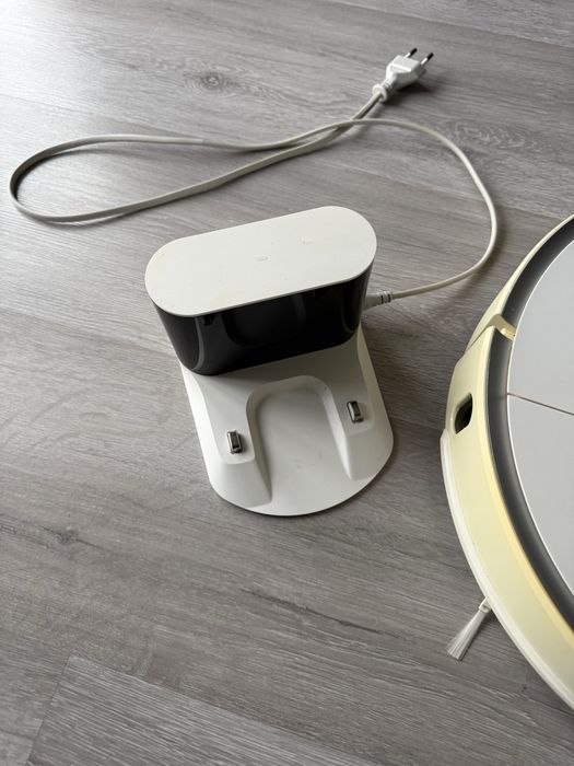 Робот-пилосос Roborock працює (Xiaomi) ксіомі