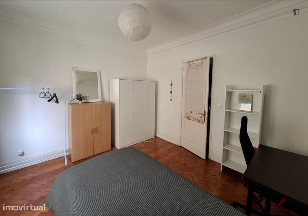 Quarto - localizado em Campolide Lisbon