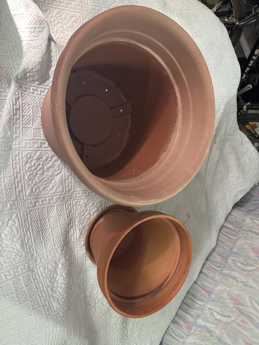 Dois vasos um de barro com prato e um de plastico