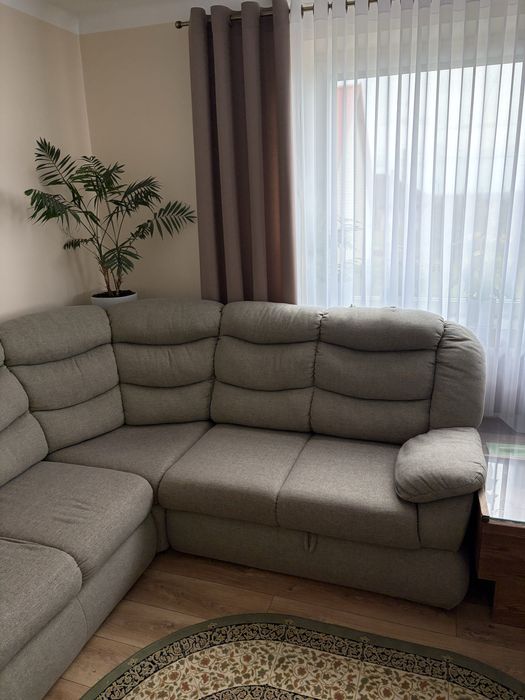 Duży, wygodny narożnik z funkcją spania i pojemnikiem