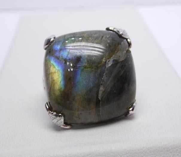 Srebrny pierścionek labradoryt R.22 ażurowe serca po bokach obrączki