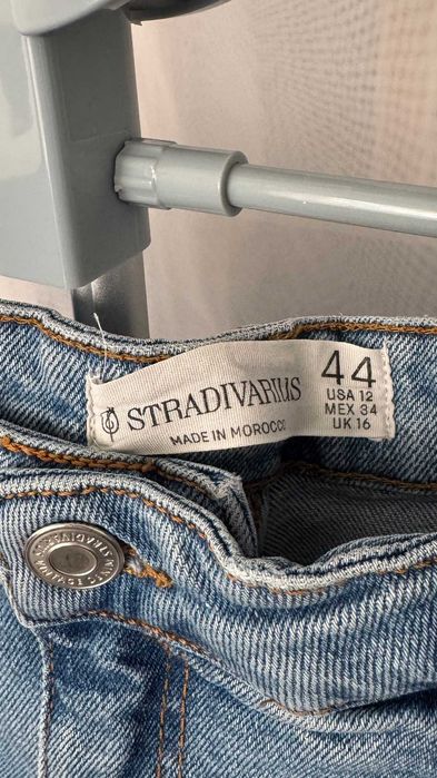 Jeansowe spodnie dzwony Stradivarius 44