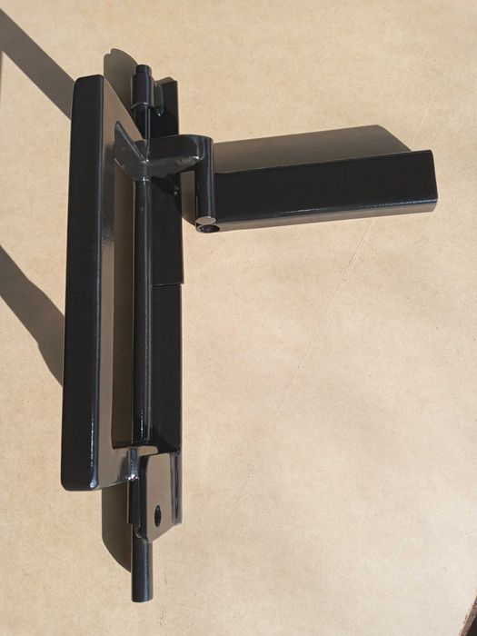 Ручка задвижка на откатные ворота.