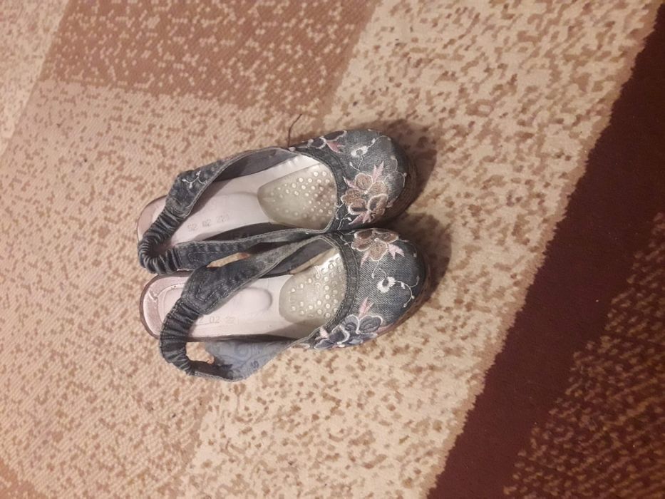 продам сандалі для дівчини розмір 36