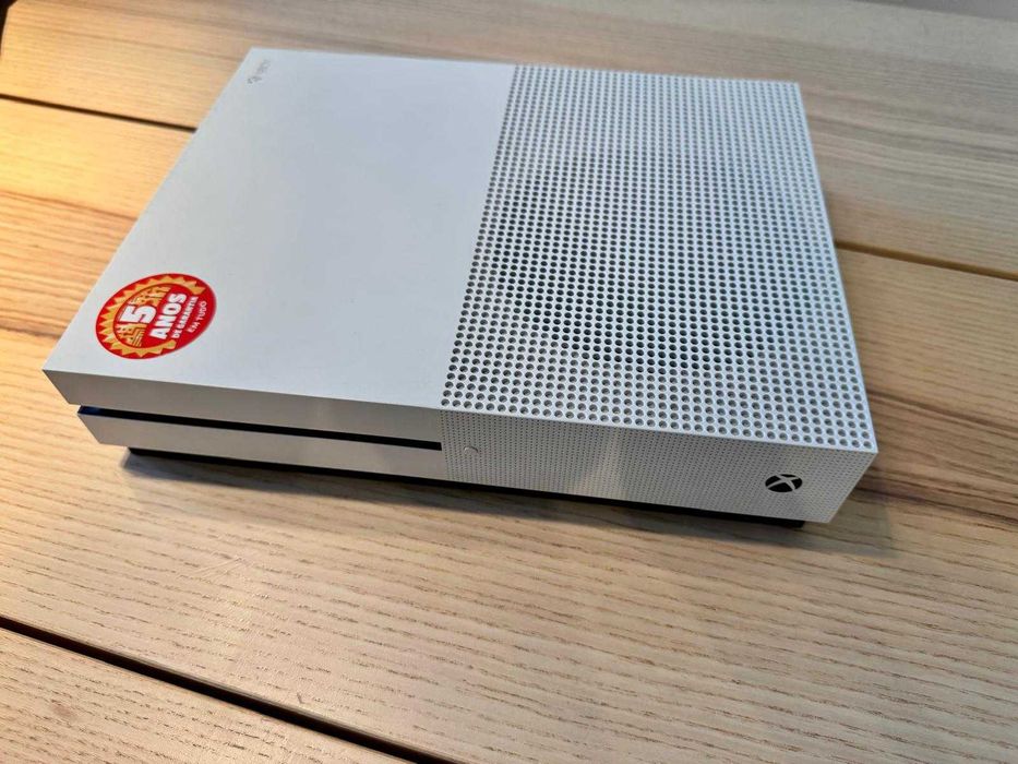 Xbox One S 1TB como nova + 2 comandos + garantia CeX até 2030