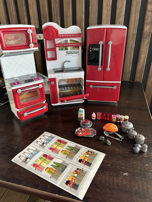 Дитяча кухня  3+ червоного кольору