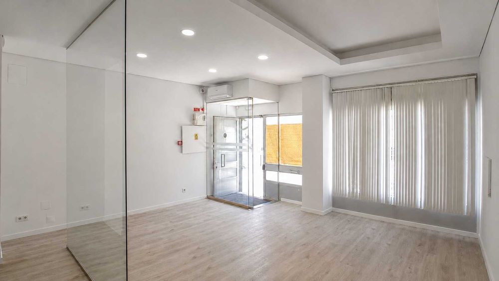 Loja Comercial Remodelada no Bonfim, Setúbal