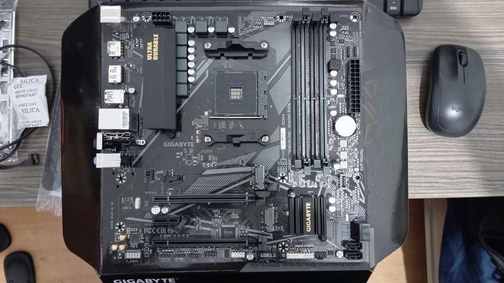 Placa mãe Gigabyte B550M DS3H AC R2 - Socket AM4 para AMD Ryzen