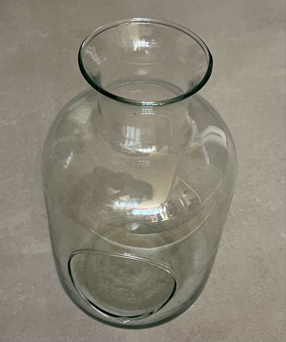 Szklane terrarium z bocznym otworem. Wazon