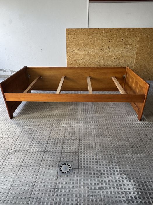 Cama de solteiro em pinho 90x200