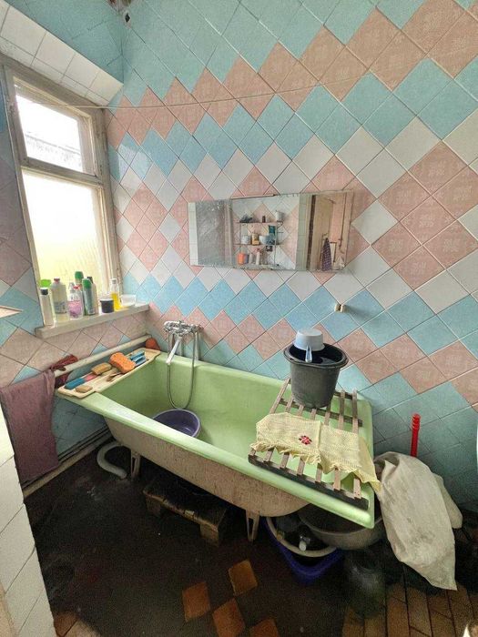 Продається ВИДОВИЙ 2-х поверховий будинок з двома гаражами,