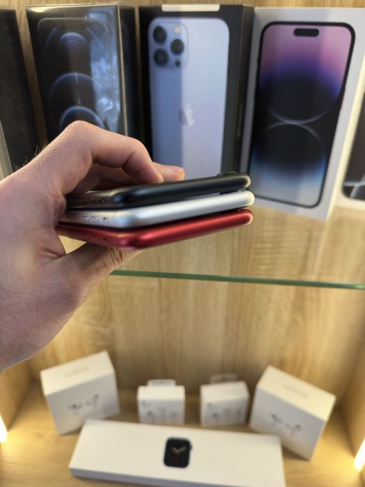 iPhone SE 2022 | Original | Б/У | Black / White / Red